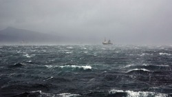 ТАСС: судно с рыбаками попало в сильный шторм в Сахалинской области 15 декабря