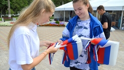 Более тысячи триколор-ленточек раздали сахалинцам в День флага России
