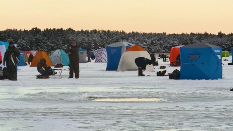 Сахалинцам напомнили о правилах чистоты во время зимней рыбалки