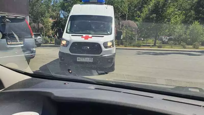 Машины скорой помощи мешают жильцам выезжать со двора в столице Сахалина