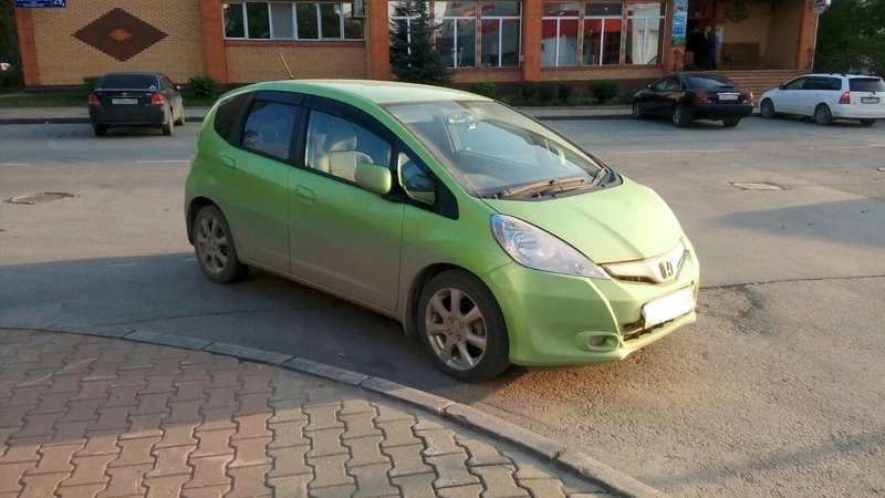 Зелёная Honda «хорошо устроилась» в центре Южно-Сахалинска