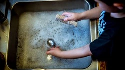 SuperJob: 75% жителей Сахалина не поддержали устройство школьников на вредную работу