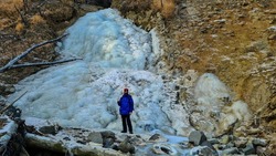 Водопады превратились в ледяные глыбы на юге Сахалинской области