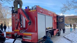 Спасатели ликвидировали пожар в подвале жилого дома в Охе утром 30 января