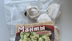 Жительница Корсакова купила манты с тараканом в одном из местных магазинов