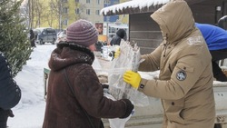 Рыбу бесплатно раздали жителям Корсакова днем 29 декабря