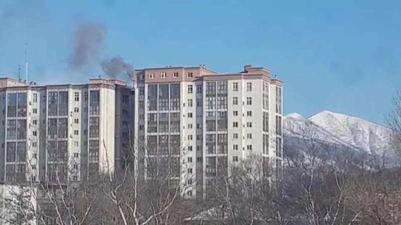 В Южно-Сахалинске из элитной высотки «Грин Палас» повалил густой черный дым