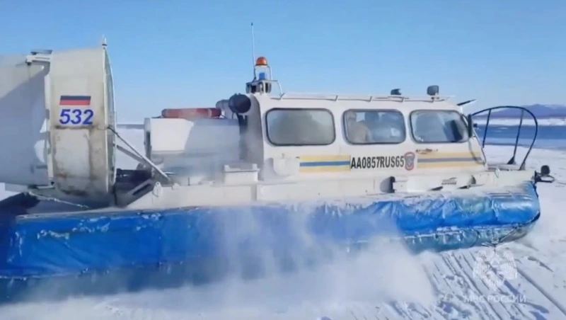 В Стародубском снова оторвало льдину с рыбаками 