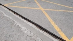 Инвалид не попал в магазин из-за дыры в асфальте в Южно-Сахалинске