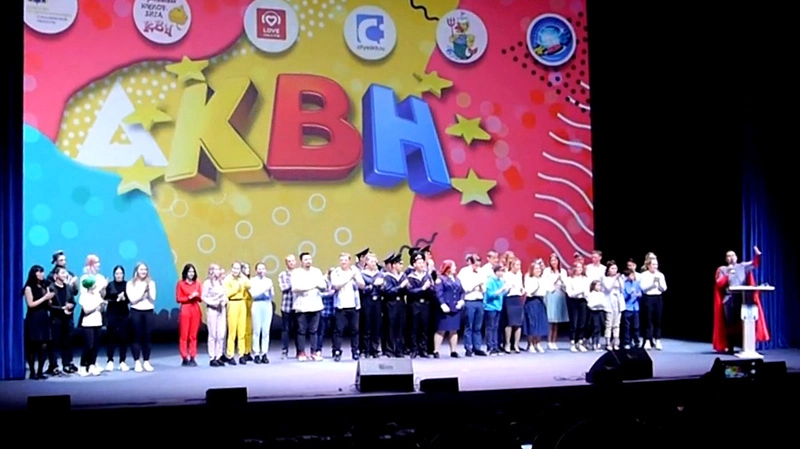 Сахалинский КВНщик во время выступления сделал девушке предложение