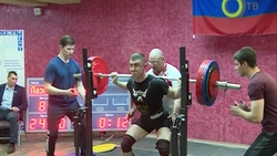 Выходят на арену силачи