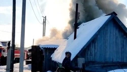 Дымом от пожара в частном доме заволокло центр Долинска