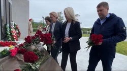 Поездка губернатора в Поронайский район началась с возложения цветов к мемориалу в селе Леонидово