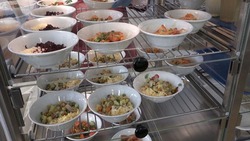 Школьное меню Южно-Сахалинска: макароны с сыром, запеченная курица и плов — в лидерах