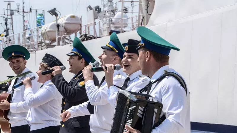 Сахалинские пограничники споют на Курилах