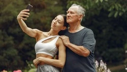 «Дело не в груди и ягодицах»: сексолог назвал причину ухода мужчин к молодым женщинам