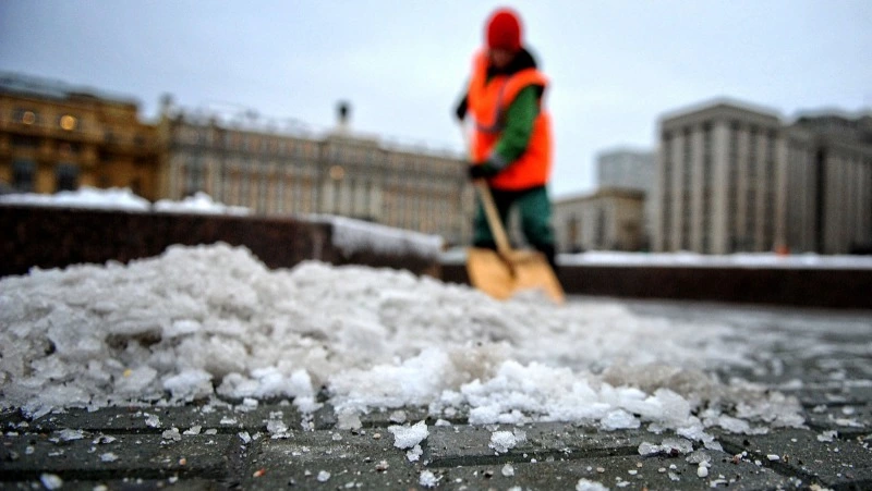 На борьбу с гололедом в Южно-Сахалинске 15 декабря вышли 133 человека