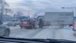 Грузовик и легковой автомобиль столкнулись в Южно-Сахалинске утром 8 февраля