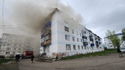 Более 30 человек вывели из горящего дома в Александровске-Сахалинском