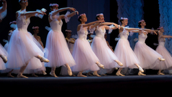 Скрипачей, балалаечников и балетные па увидели сахалинцы на сцене Чехов-центра
