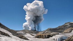 Путешественники поймали в камеру извержение вулкана Эбеко на Парамушире — ВИДЕО
