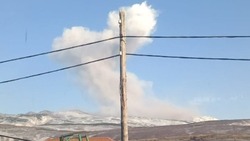 Вулкан Эбеко выбросил пепел на высоту два километра 27 августа