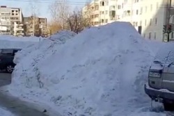 «Как детям лезть?»: заваленный снегом светофор обеспокоил жителей Южно-Сахалинска