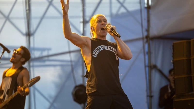 Выступления хедлайнеров стартовали на «Крыльях Сахалина»: на сцене группа FPG