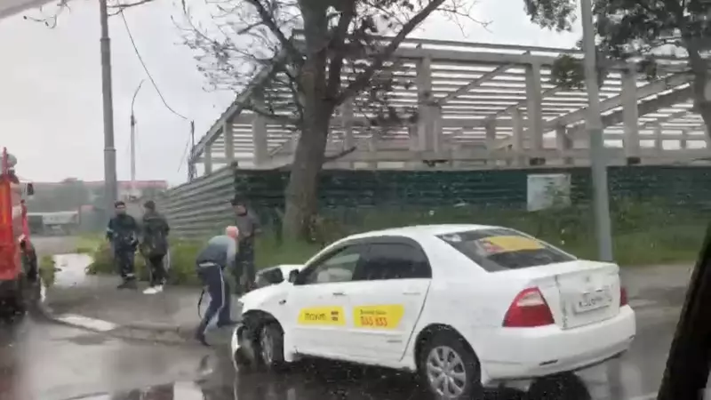 Три автомобиля столкнулись в Южно-Сахалинске. Одним из них было такси с пассажиром