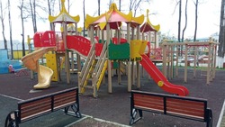  Часть детской площадки рухнула на пятилетнего ребенка в Долинске