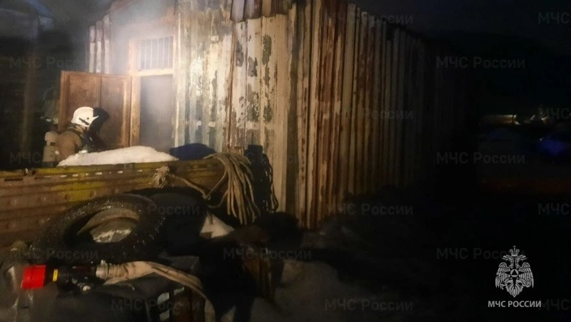 Четверо пожарных тушили частный гараж в Курильске