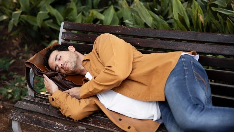 Житель Южно-Сахалинска посреди ночи обокрал спящего на лавке незнакомца 