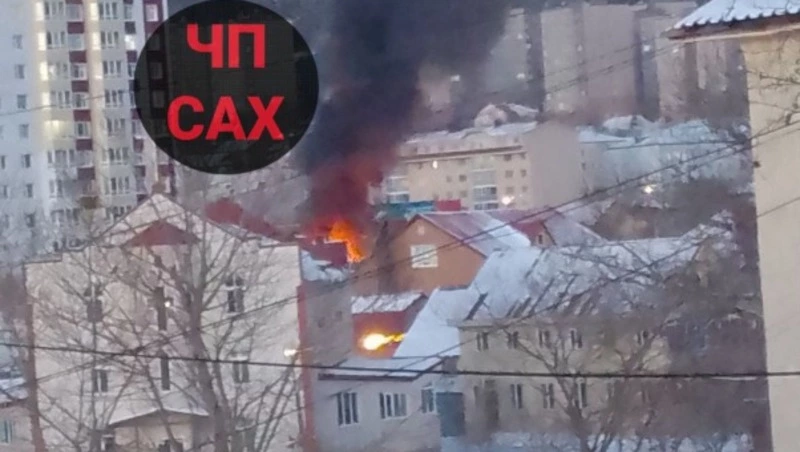 Контейнеры загорелись на улице Фабричной в Южно-Сахалинске