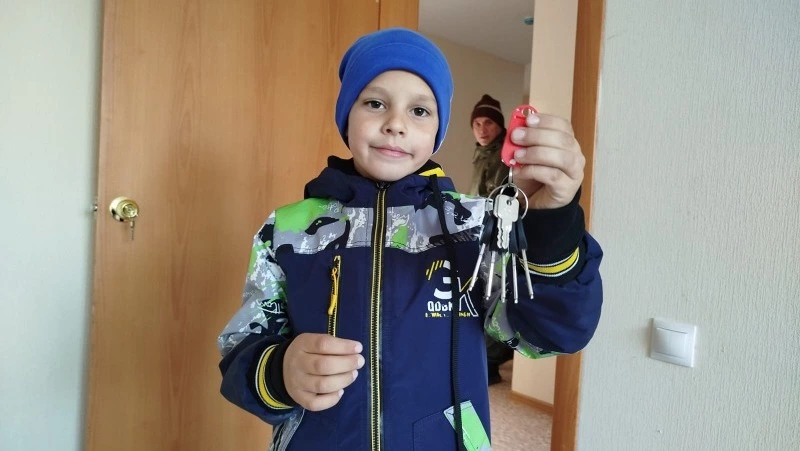 Более 30 семей в селе Долинского района получили ключи от новых квартир