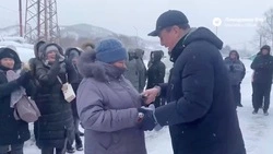 Валерий Лимаренко вручил ключи новоселам в Холмском районе