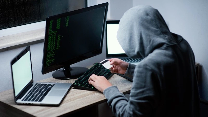 Путин потребовал усилить ответственность банков перед жертвами мошенников