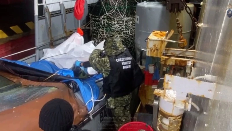 Тела погибших на катамаране в Охотском море Пичугиных доставили в Магадан