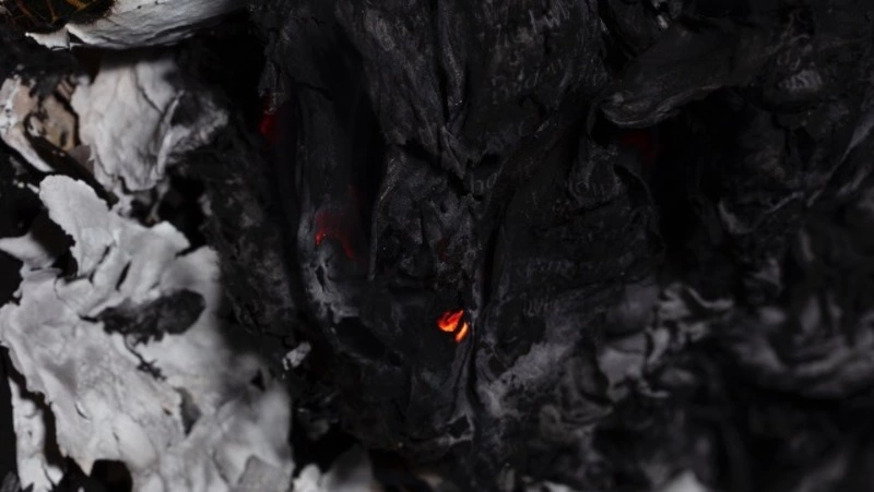 Вспыхнувшие горы строительного мусора потушили в селе под Ногликами