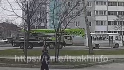 Аккуратное ДТП произошло с автокраном и автобусом в Южно-Сахалинске