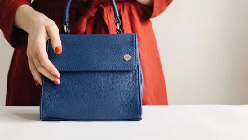 Сахалинец выкинул дамскую сумку с балкона, чтобы украсть пачку денег