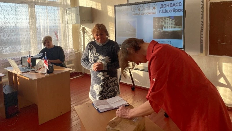 Ученики школы №10 донецкого Шахтерска получили посылку от друзей из Охи