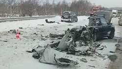 Автомобиль разорвало после столкновения с автобусом на юге Сахалина 5 декабря