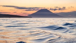 «Прекрасный закат»: заход солнца на фоне вулкана Алаид запечатлели в Охотском море