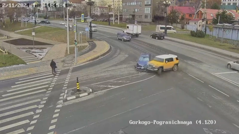 Две иномарки столкнулись на перекрестке Горького – Пограничная в Южно-Сахалинске 