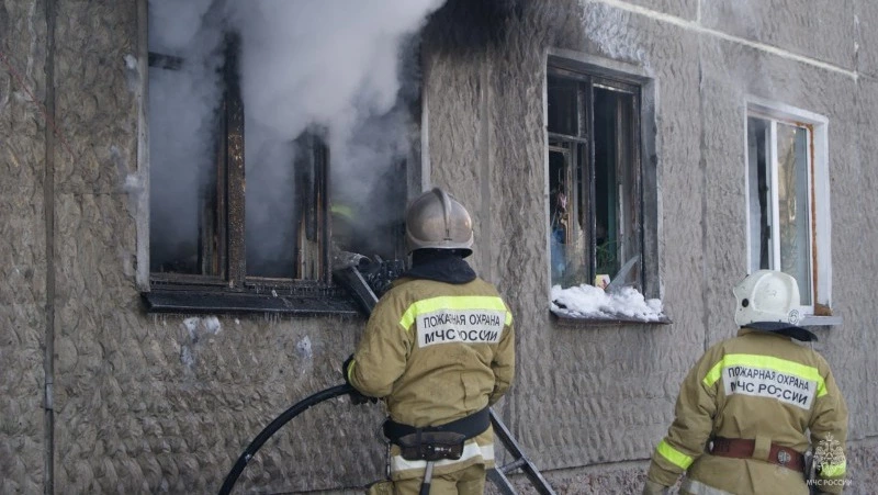Микроволновка и кухонный гарнитур вспыхнули в жилом доме в Шахтерске