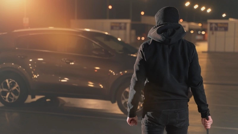 Сахалинец украл две куртки из чужой квартиры, а после угнал машину и поехал к подруге