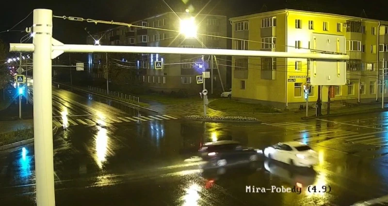 Автомобиль Hyundai попал в ДТП в центре Южно-Сахалинска ночью 21 октября