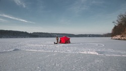 Рыбаков предупредили об опасном льде на озере Малое Буссе