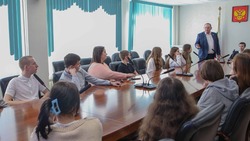 Сахалинские школьники познакомились с работой областной Думы