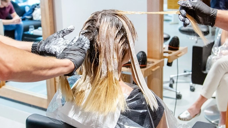 Лунный календарь окрашивания волос на март 2025 года: благоприятные дни и тренды